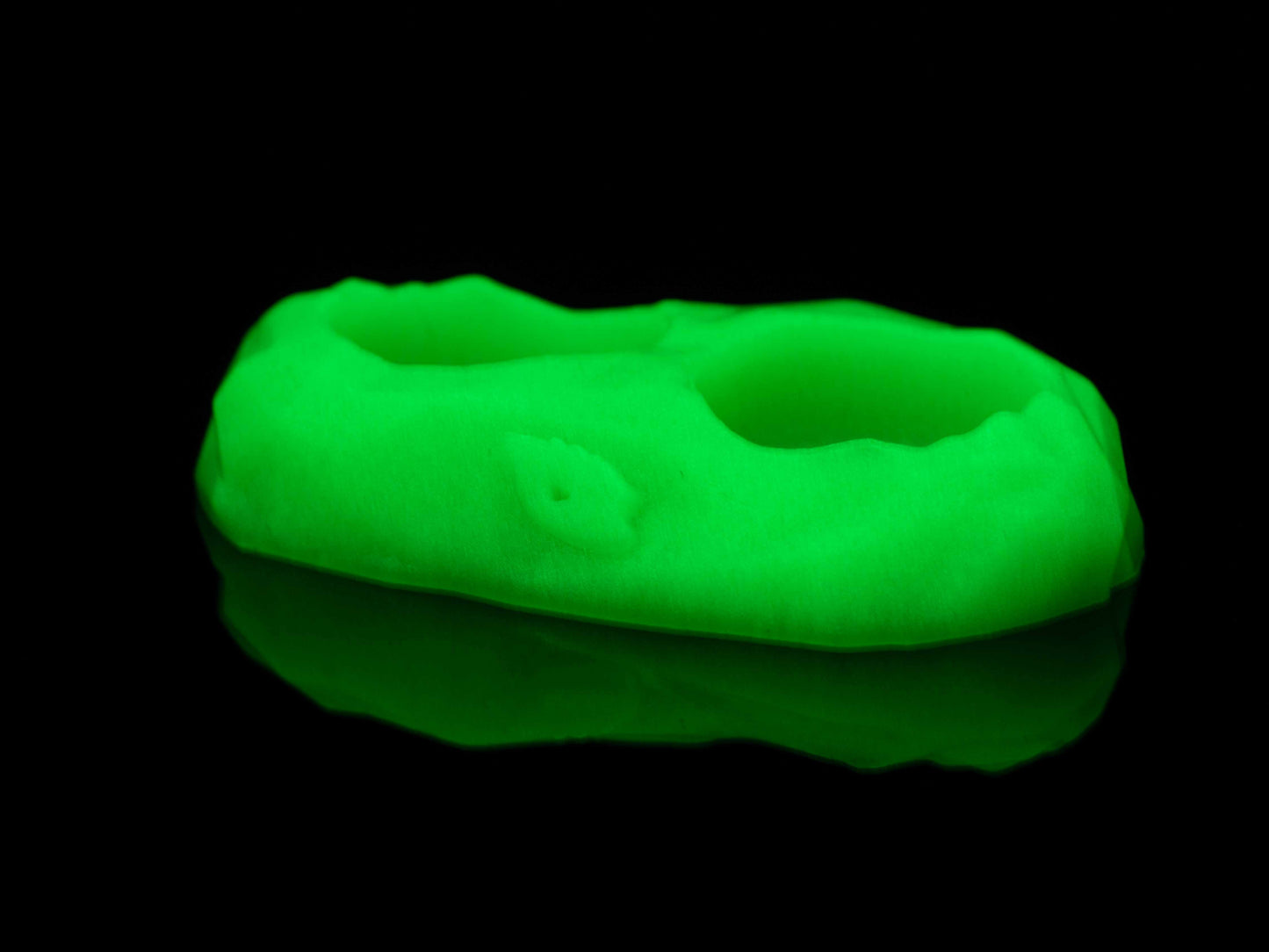 Limited Edition GLOW Reusable Medium Silicone Feeding Dish